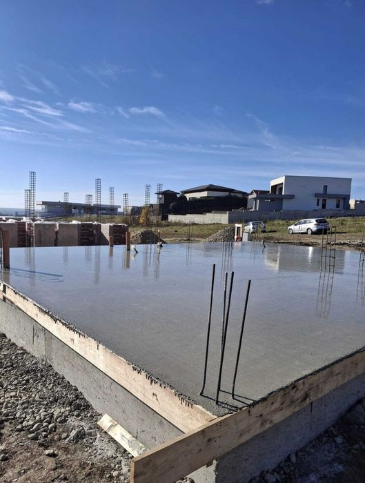 Vand Casa Colinelor 210 mp2 la gri (semifinisat) cu teren 350 mp2