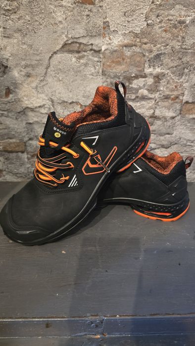 Strauss engelbert, Base