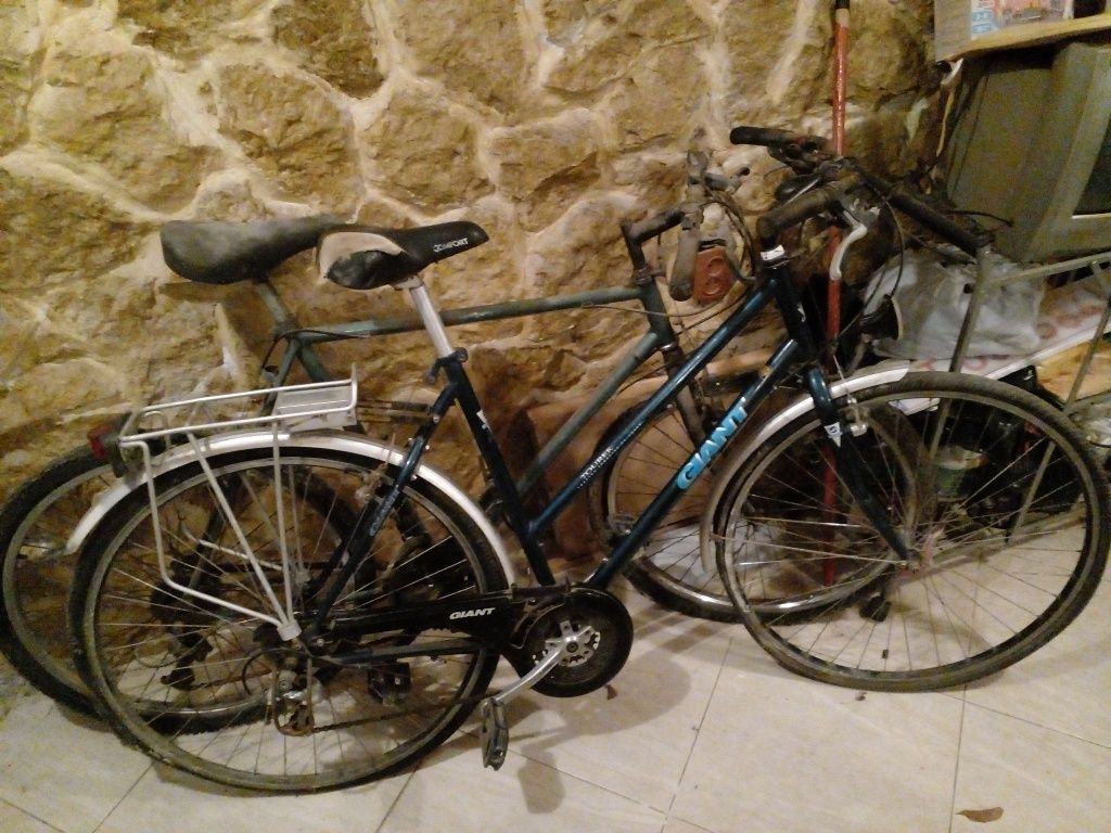 Vand doua biciclete vechi