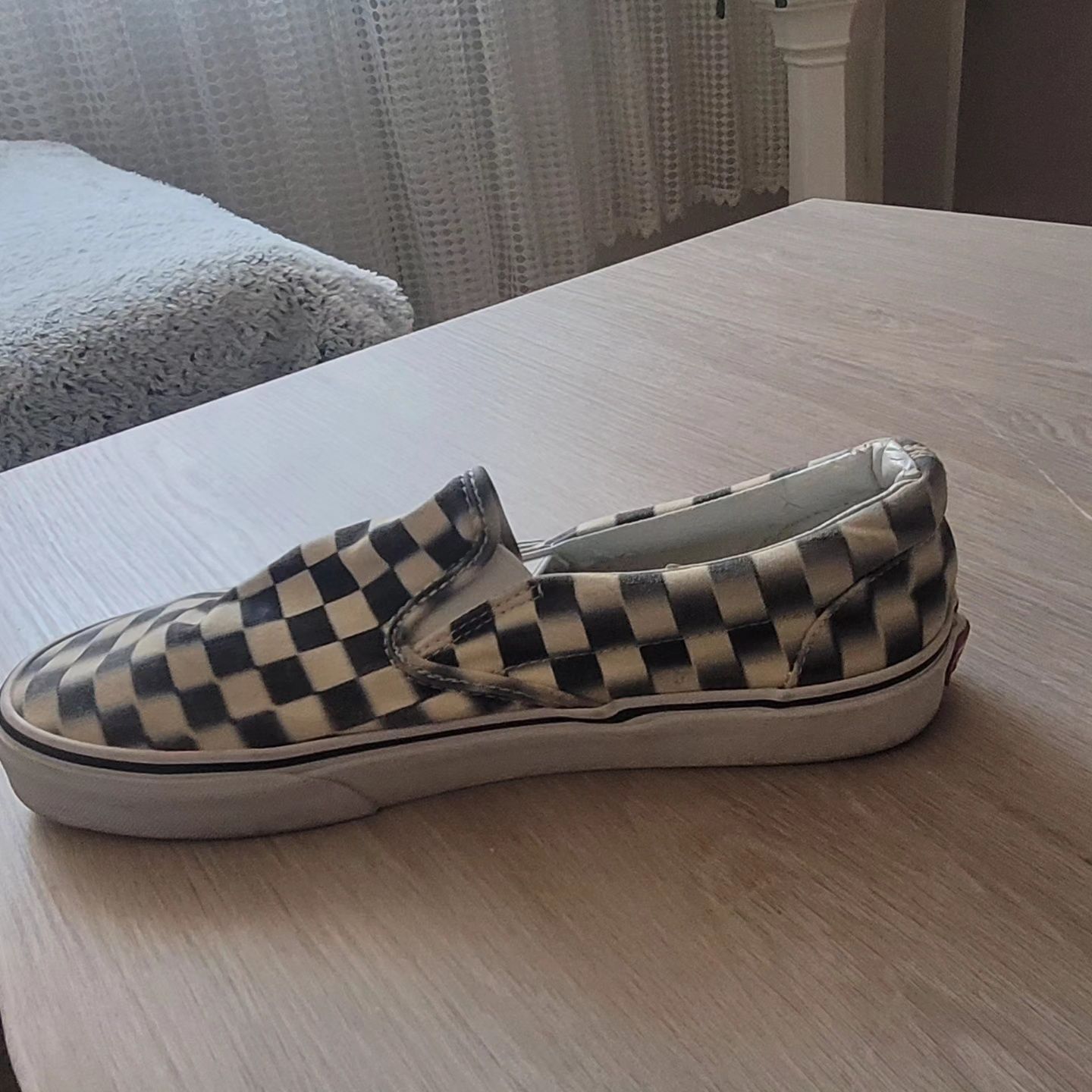 Vans  42 sunați.