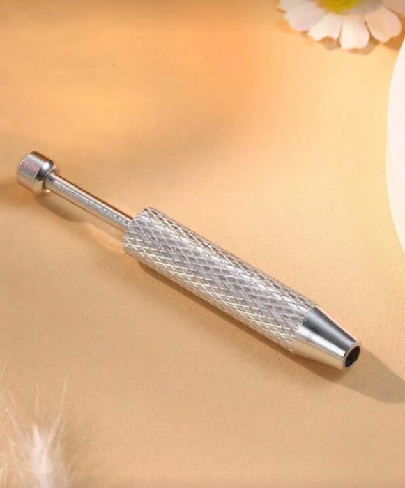 Две сребърни обеци плюс инструмент за захващане на топчето