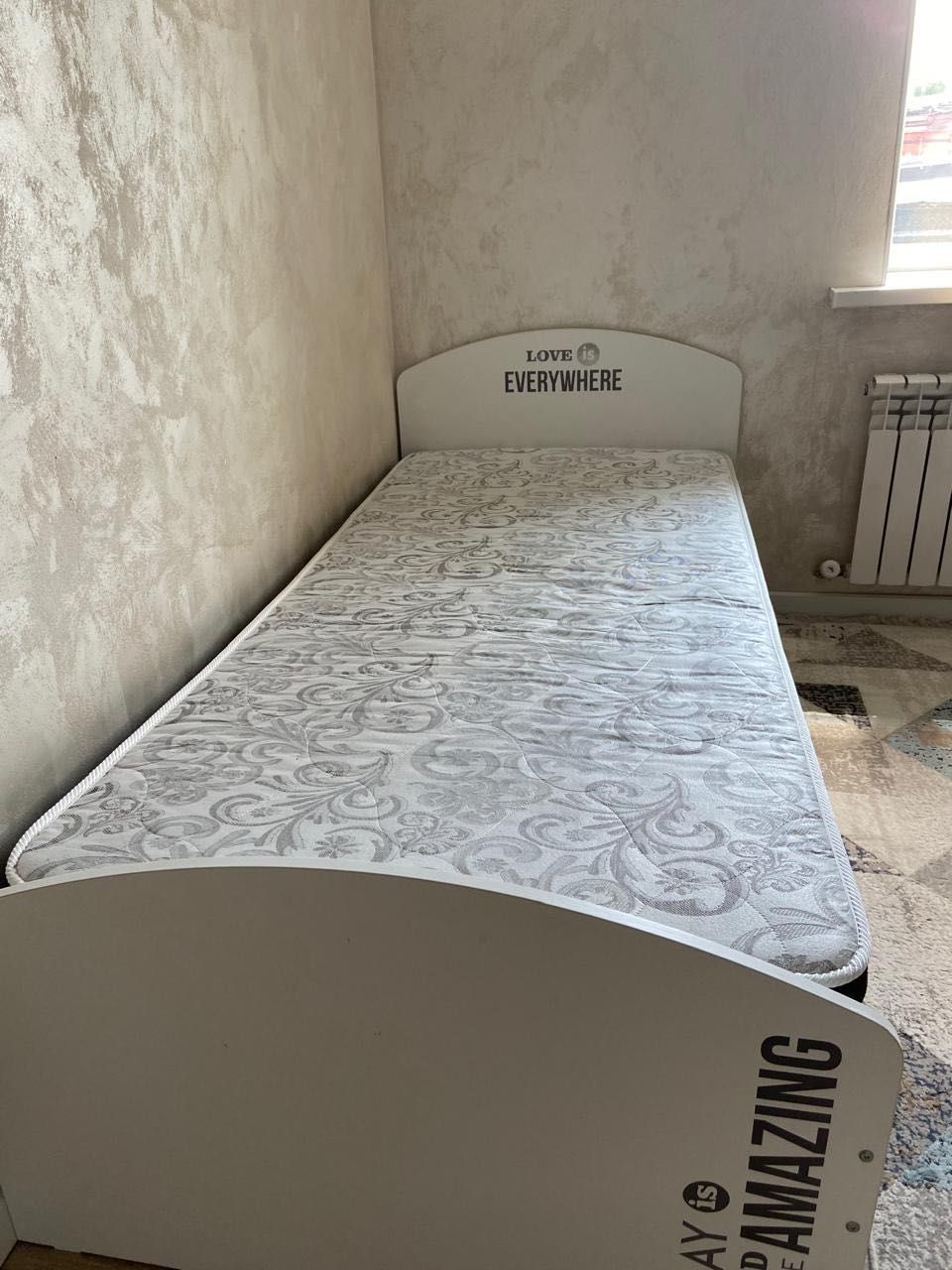Продаю кровать с матрасом 90х200