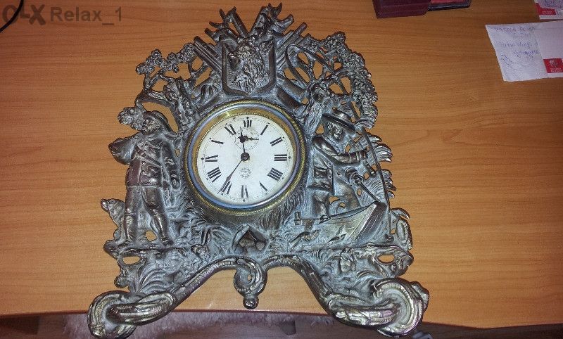 Френски каминен часовник изобразен с орнаменти.