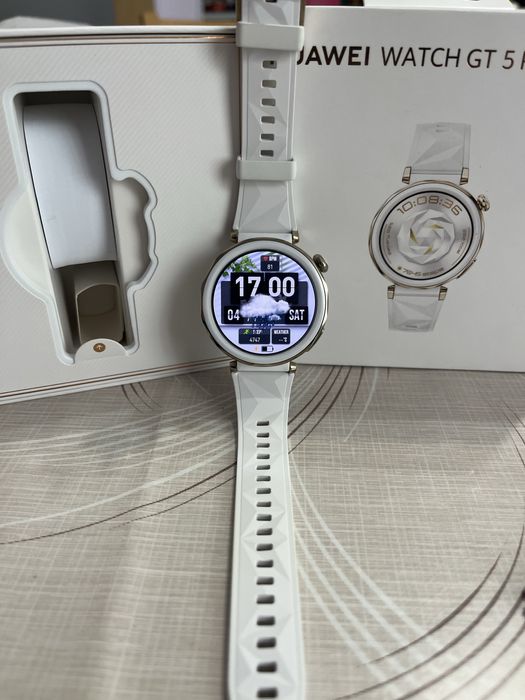 Нов Huawei watch gt5 pro с много подаръци