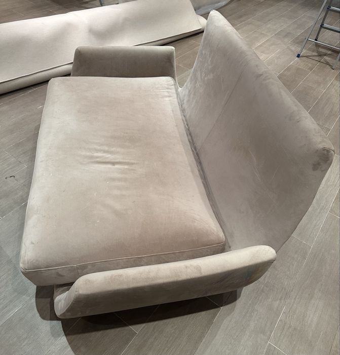 Холна гарнитура: дивани: двойка и тройка в бежово от плюш