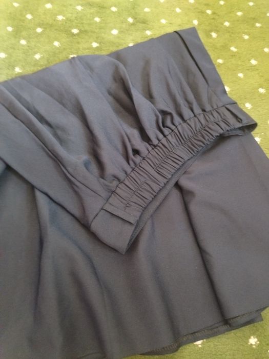 Maktab uchun yubka, to'q ko'k rangli