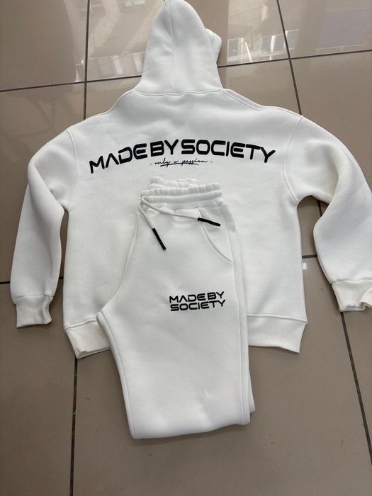 Trening de băieți . Made by society alb