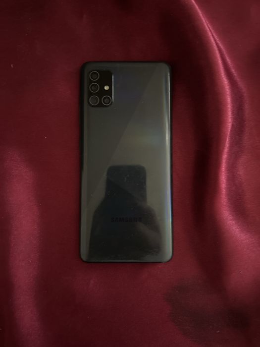 Самсунг А51 идеалном состаяние каробка все есть