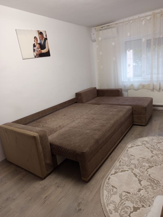 Colțar extensibil pe partea dreapta cu loc de depozitare in ambele păr