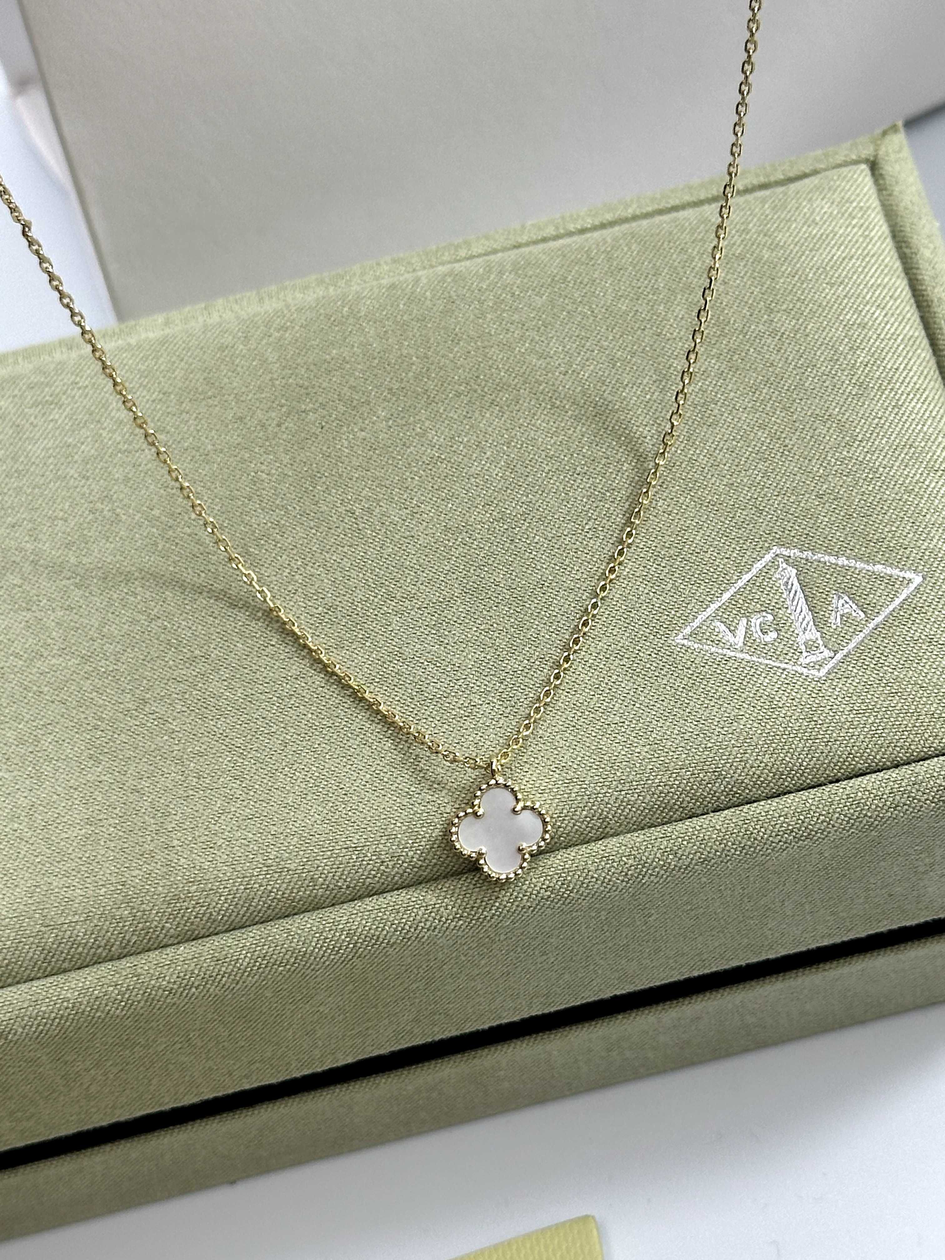 Colier MINI Van Cleef & Arpels Aur 750 White Pearl