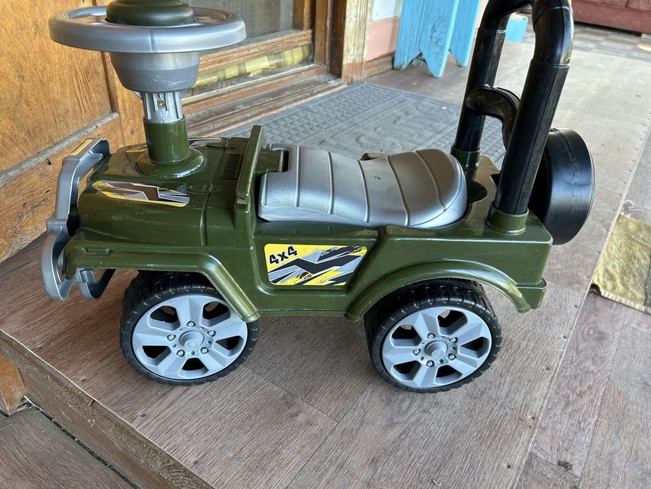 Продам детскую машинку