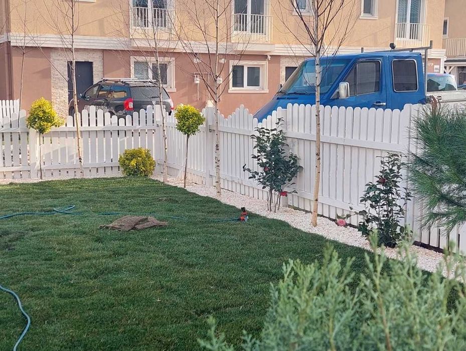 Verde Perfect cu Gazon Natural și Irigare Automatizată