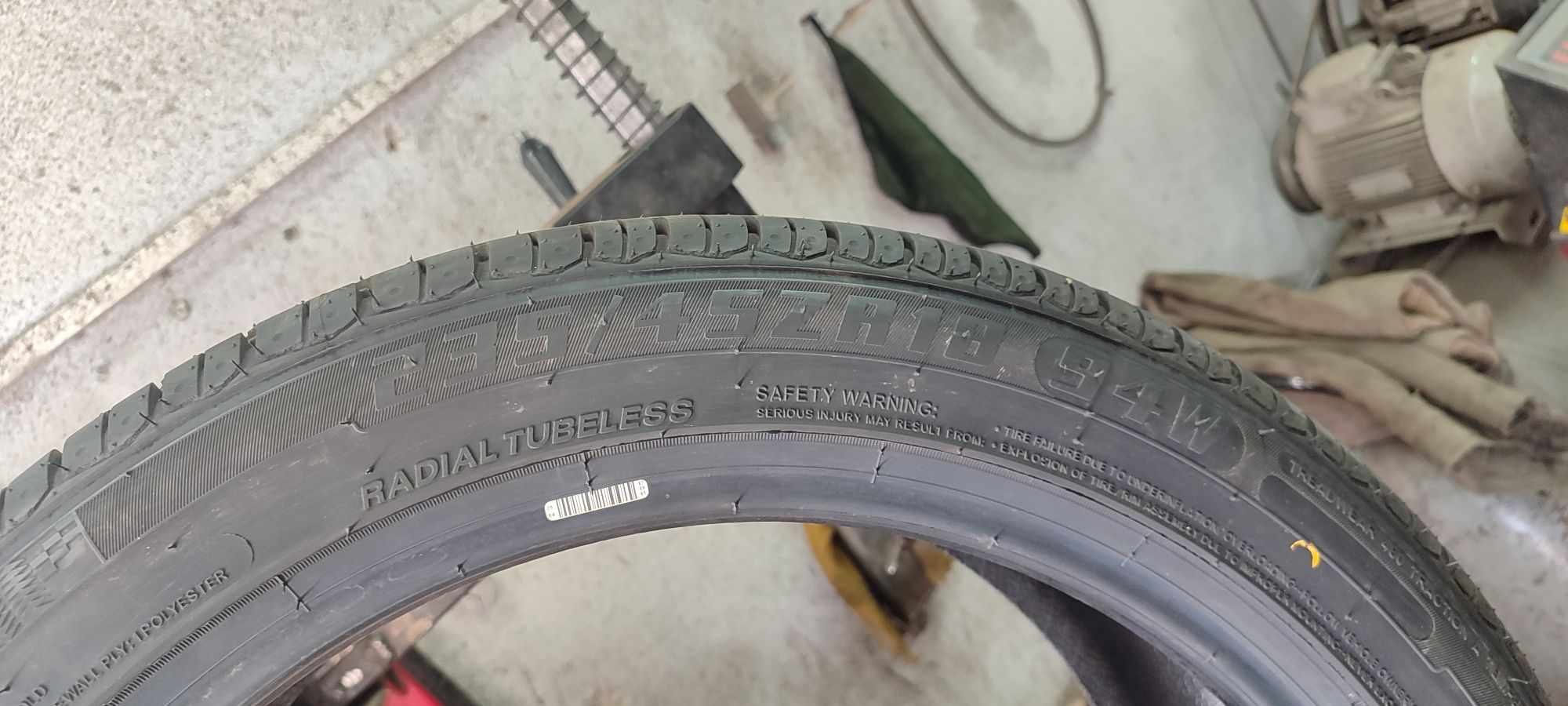 235/45R18 4 шины