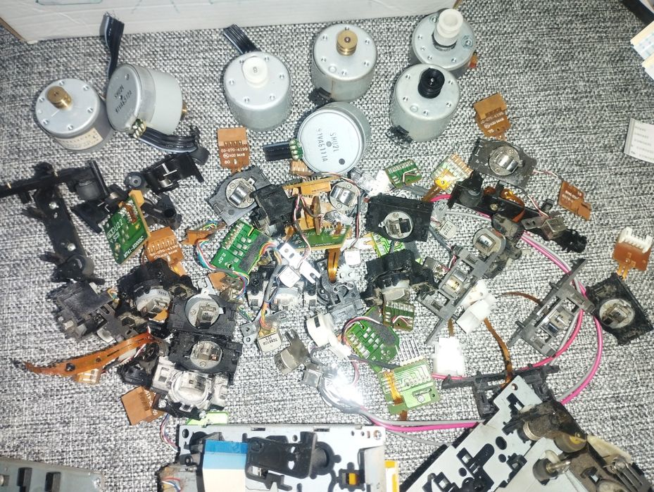 Магнитная головка, пасики, моторчик лентопротяжки, ролик прижимной