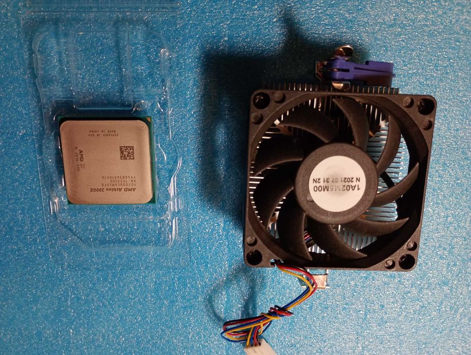 ASRock A320M + Athlon 200GE – комплект с кутия, охладител и документи