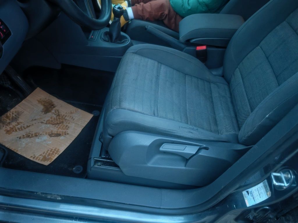 Dezmembrez vw touran 20 Fsi