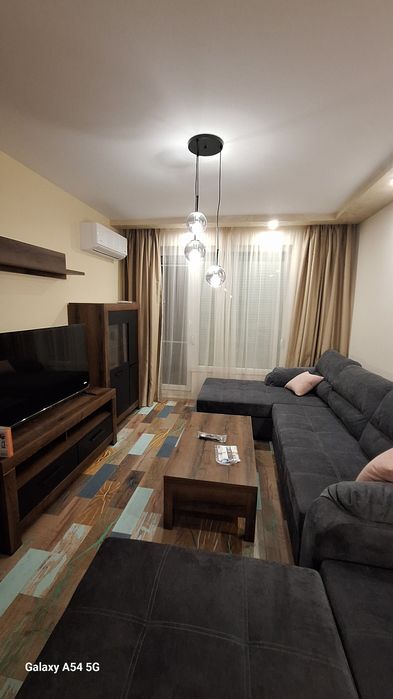 Чисто нов тристаен под наем за първи наематели.