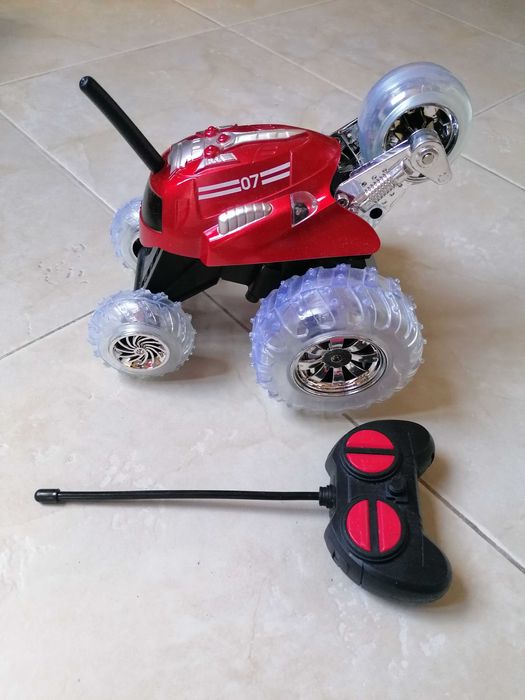Кола с дистанционно управление и светлина Monster Spinner RC, Червена