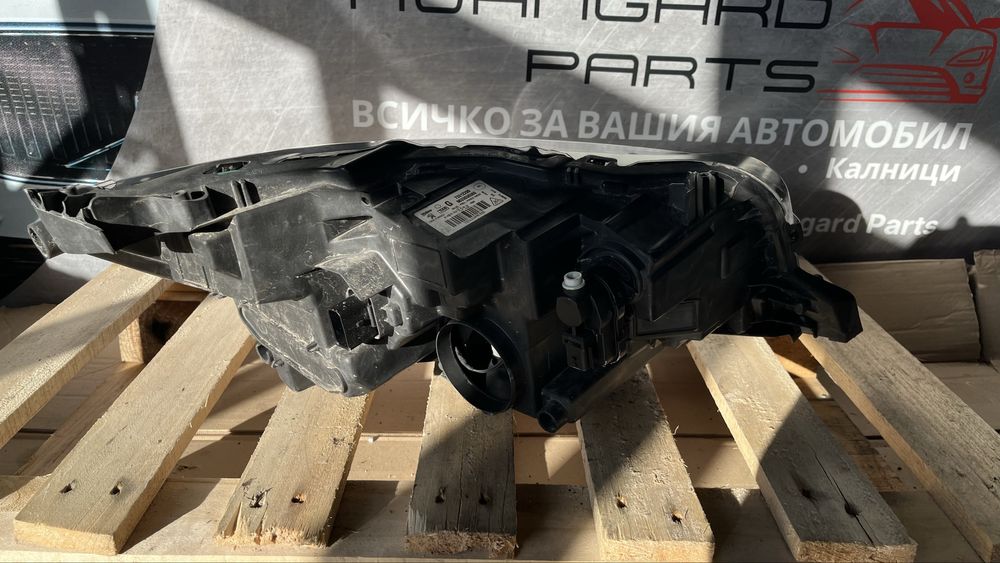 2 броя десен и 1 брой ляв фар Peugeot 208 2 2019-