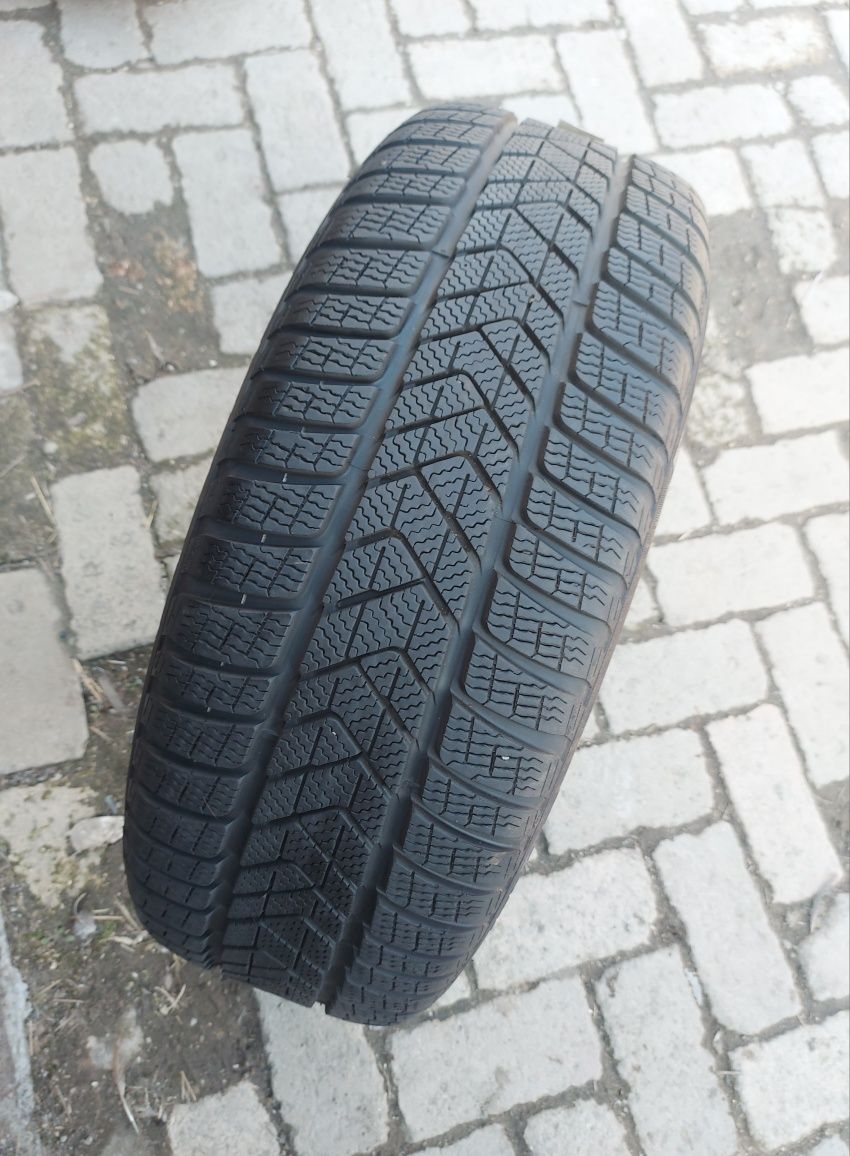 O bucată 255/245 50 R19 M+S iarnă - una Pirelli Hankook
