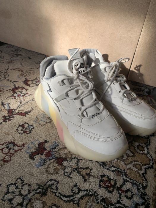 Продам кроссовки