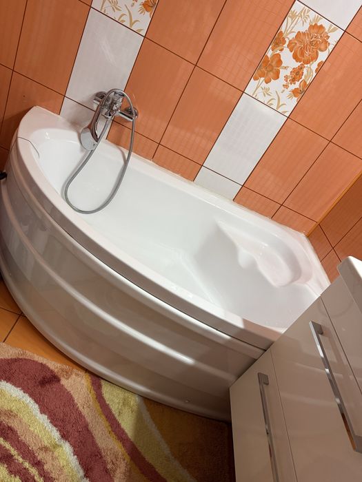 Cada de colț de vanzare