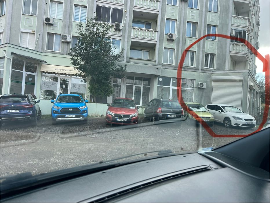 Продавам два броя  ролетни щори.