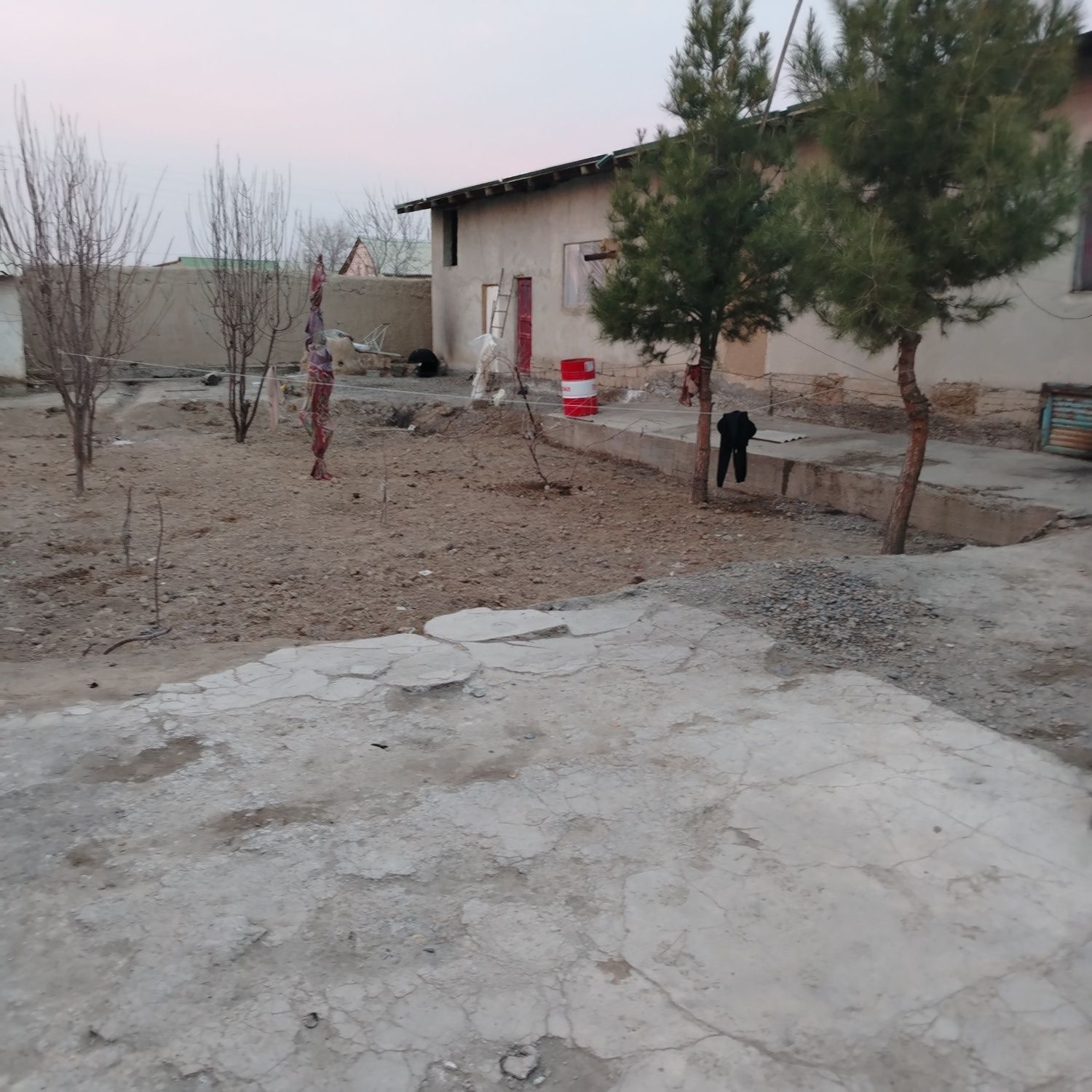 Navoiy viloyati karmana Tumanida hovli sotiladi