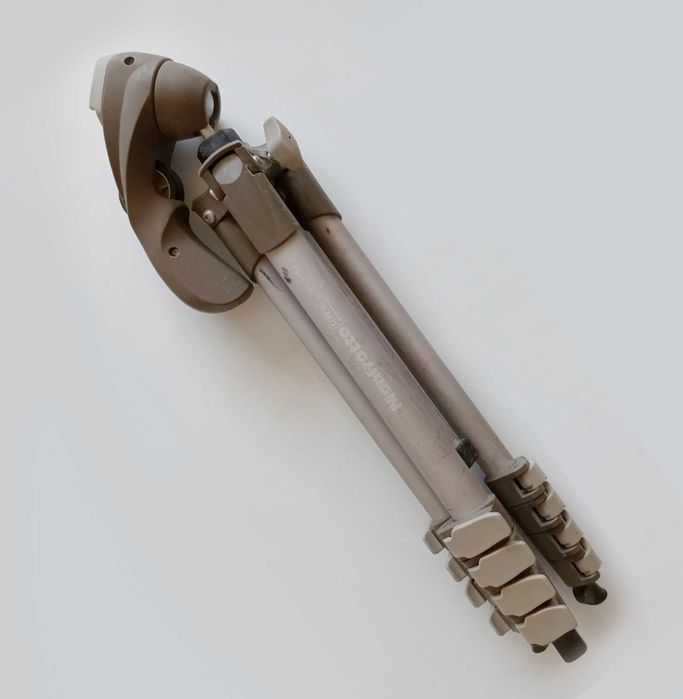 Фото аксесоари: светкавица, статив, лайтбокс, жираф, стойка