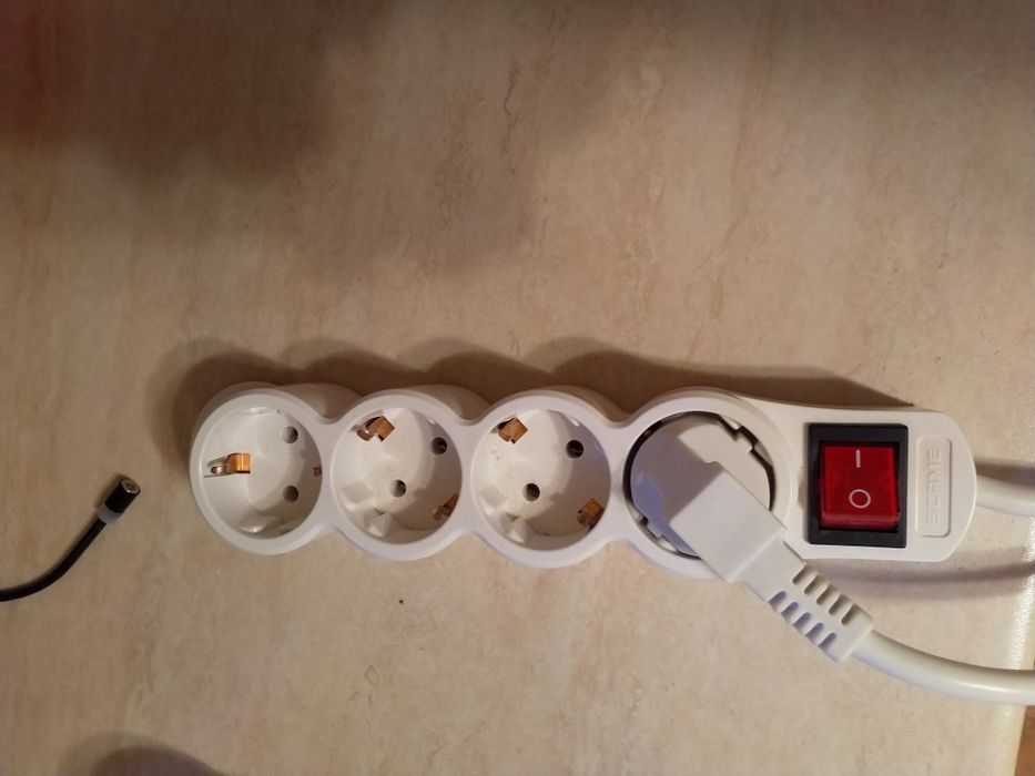 Prelungitor 3m, întrerupător, 4 prize, suport fixare