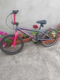 Bicicleta BMX pentru fete