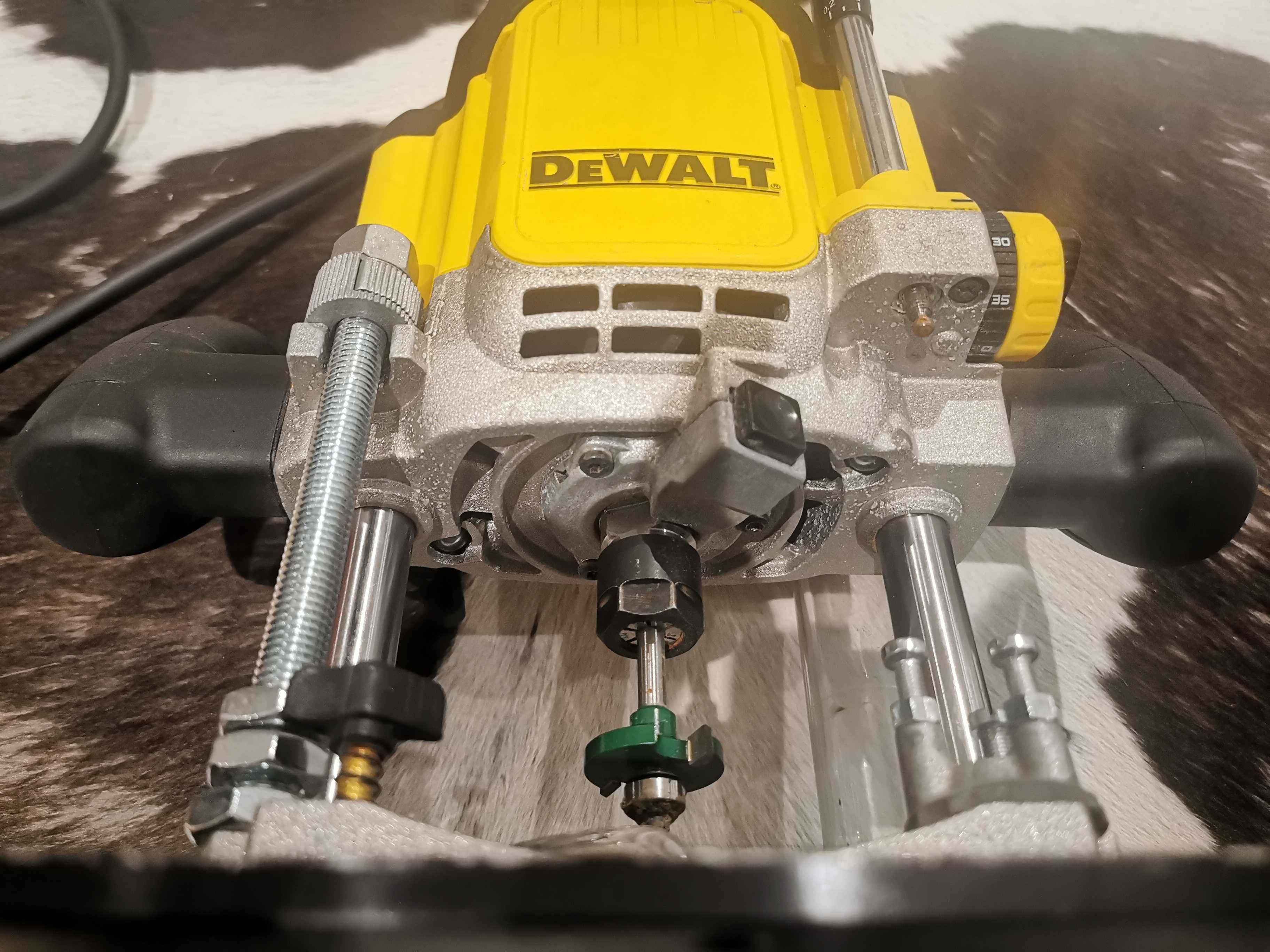 Оберфреза DEWALT DWE625