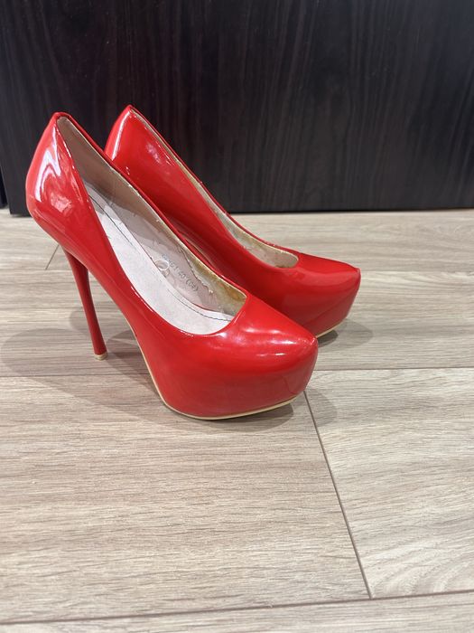 Високи червени токчета