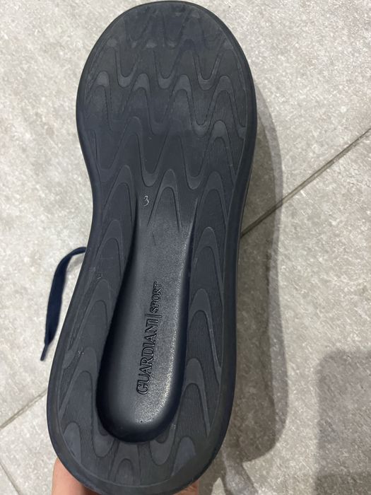 Тъмно сини обувки