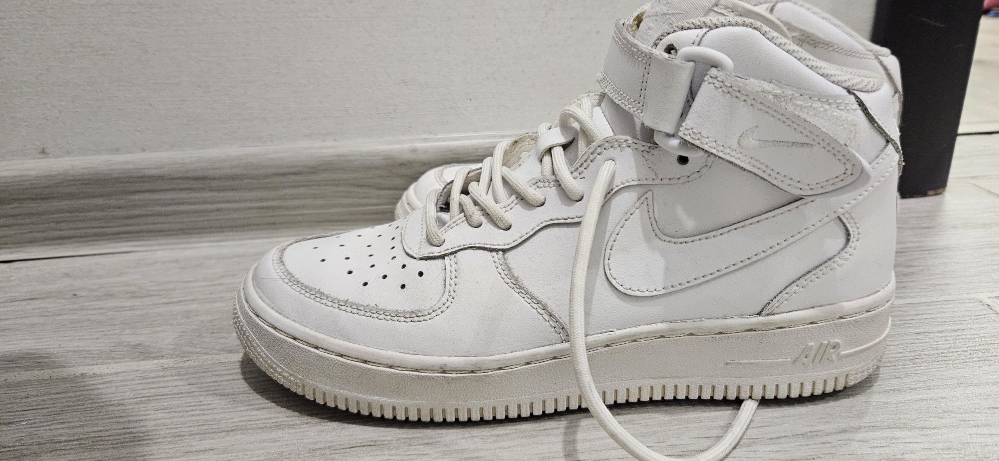 Бели кецове nike air force