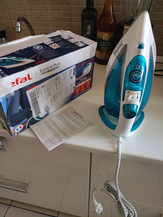 Vând fier Tefal EasyGliss FV5718E0,talpa Durilium AirGlide,funcție cal