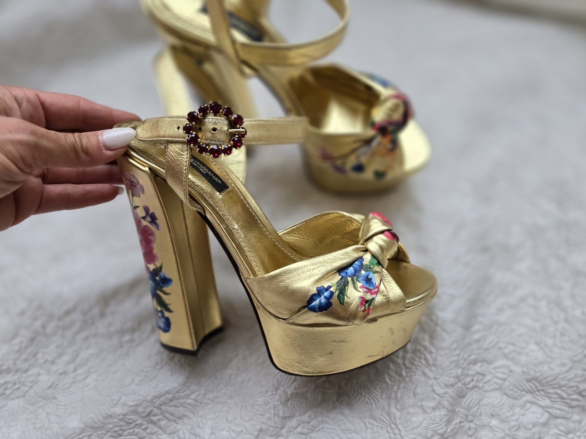 Дамски златисти оригинални сандали Dolce&Gabanna