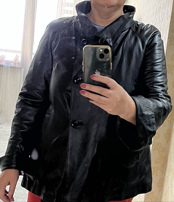 Продаю кожаную  куртку в отличном состоянии