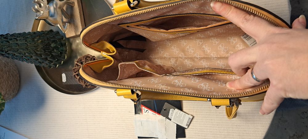 Geanta Guess galbena