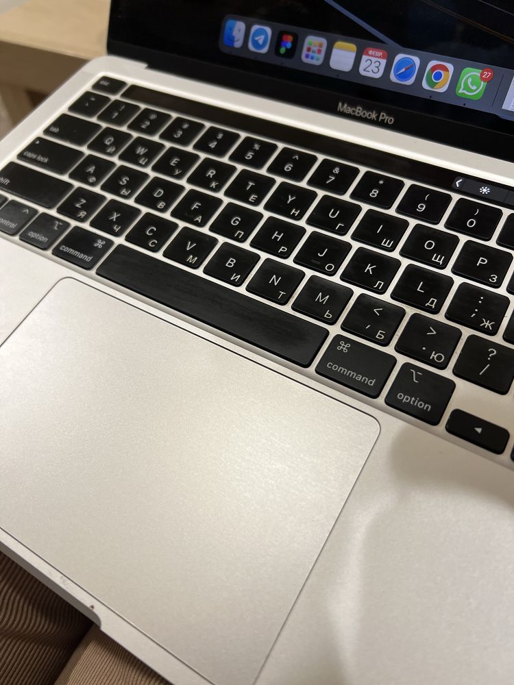 Macbook Pro M2 2022 года, 8 Гб ОЗУ. Русская клавиатура и тачбар