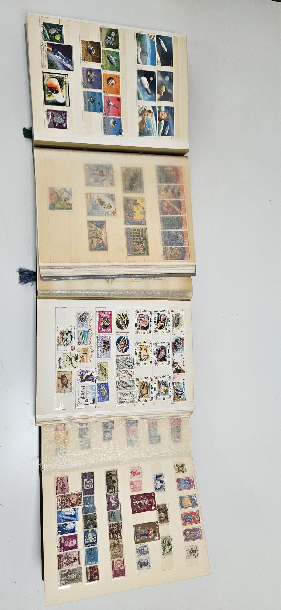 Vând 3 clasoare cu timbre diverse