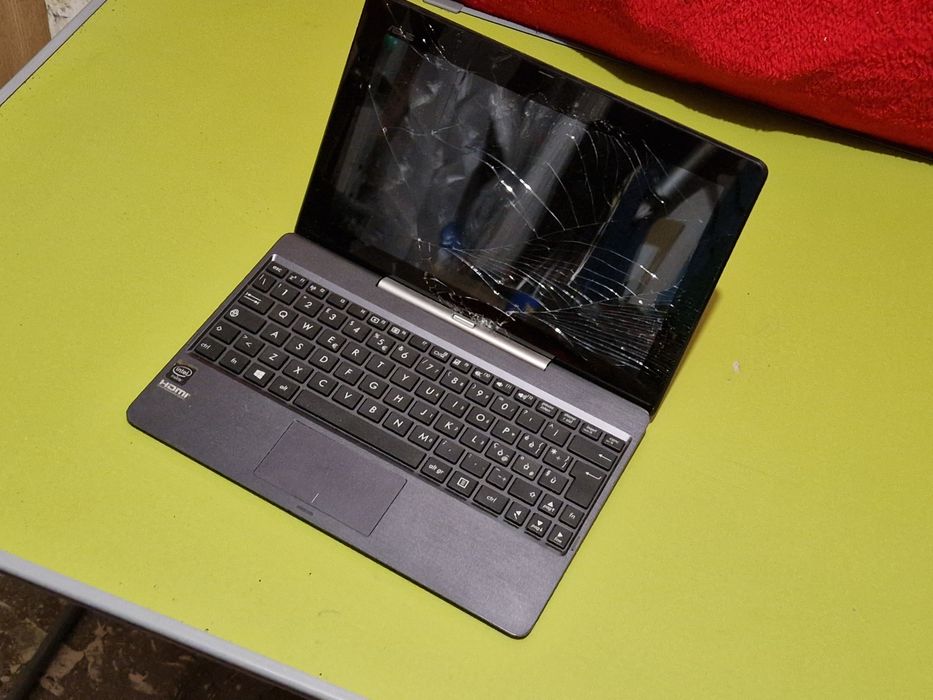 Laptop 2 in 1 - tableta cu display fisurat