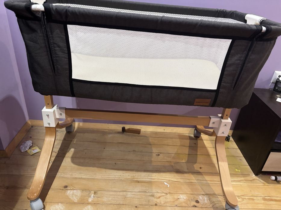 Бебешко легло next to me