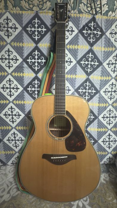 Продам гитару yamaha fs830