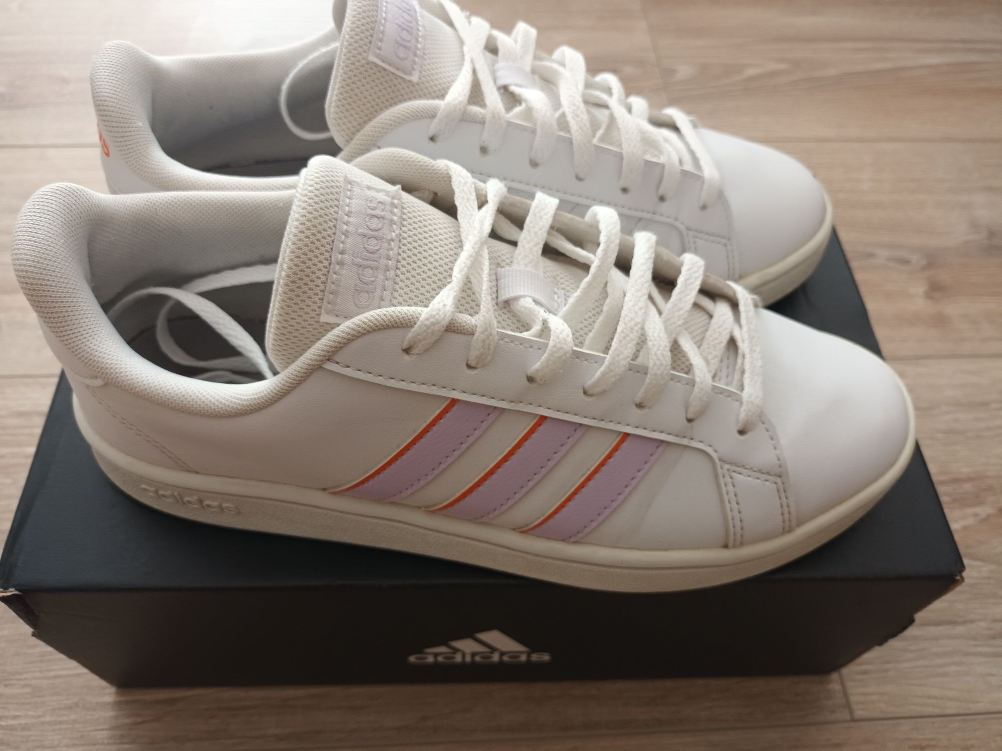 Дамски маратонки Adidas размер 40 2/3 бели
