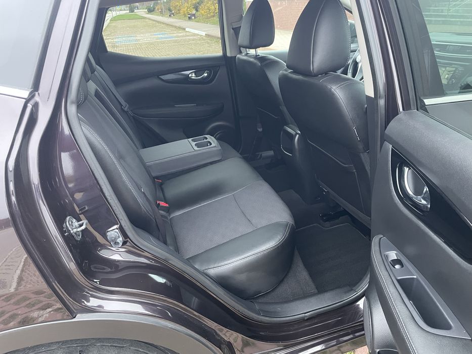 Nissan Qashqai 1.5 diesel Model Tekna Culoare Visiniu metalic