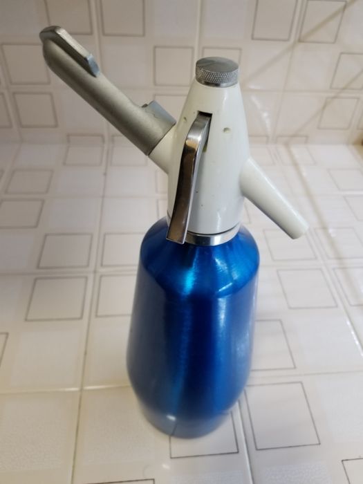 Продавам нова бутилка за газиране на вода с резервни патрончета