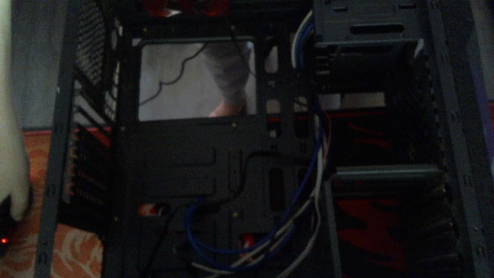 Vand carcasa gaming pc( nu rasp la apeluri doar la msj)