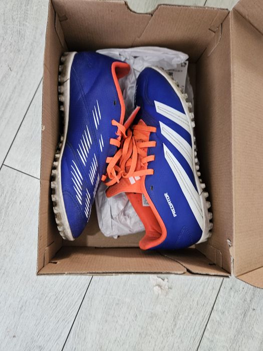 Vând adidas predator de fotbal sintetic/gazon mărimea 39