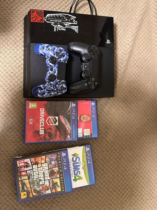 Vând PS4 cu 4 jocuri și 2 manete incluse